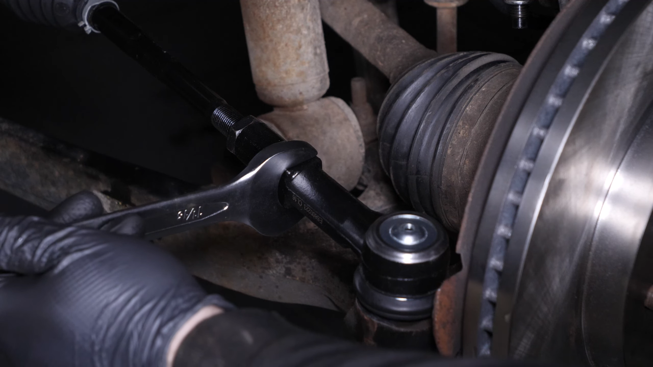 Finalise the tightening of the locknut