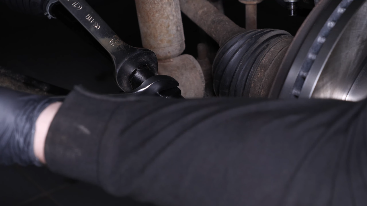 Finalise the tightening of the locknut