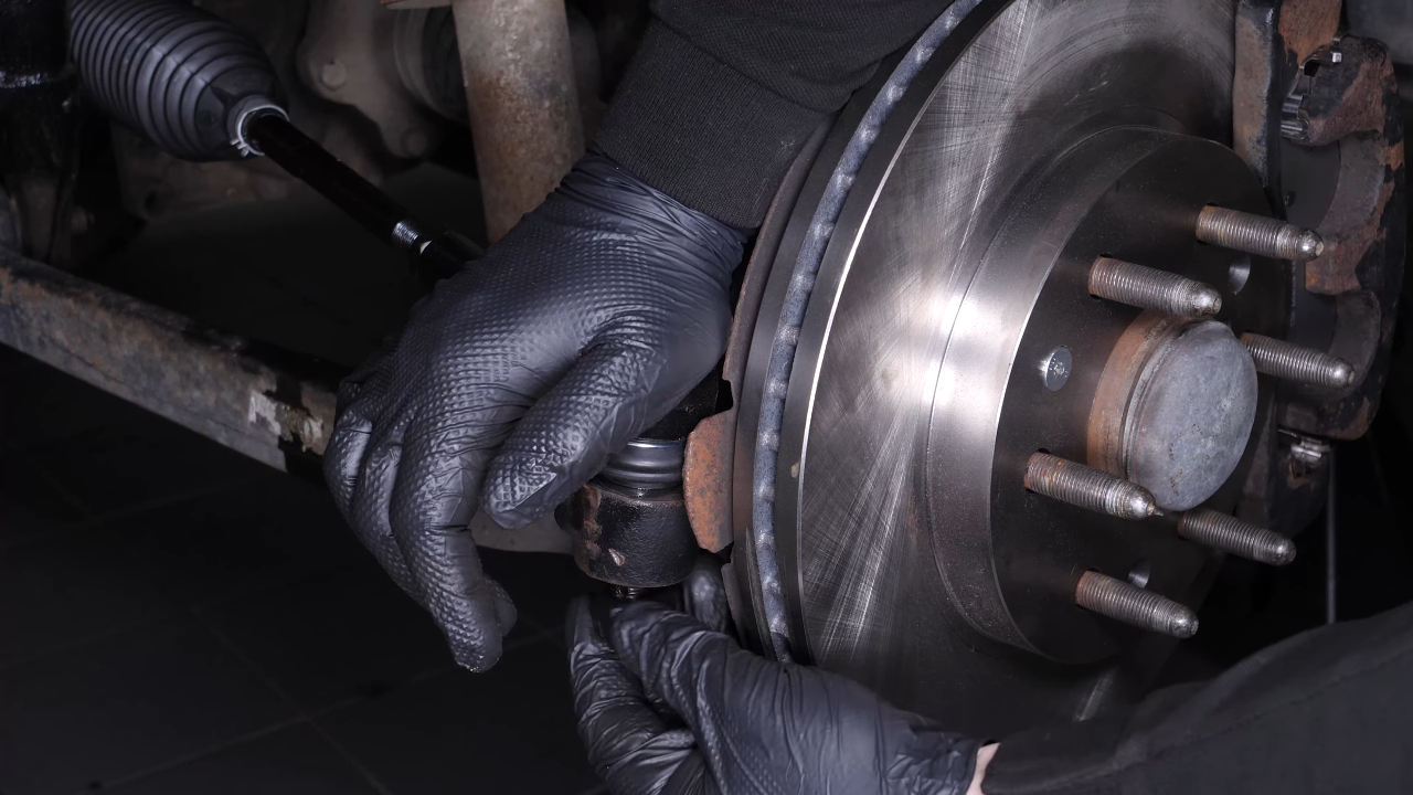 Finalise the tightening of the locknut