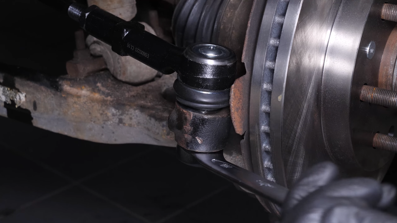 Finalise the tightening of the locknut