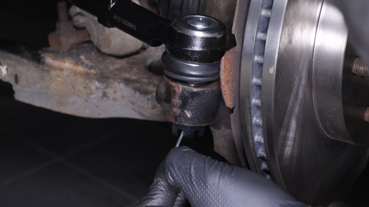 Finalise the tightening of the locknut