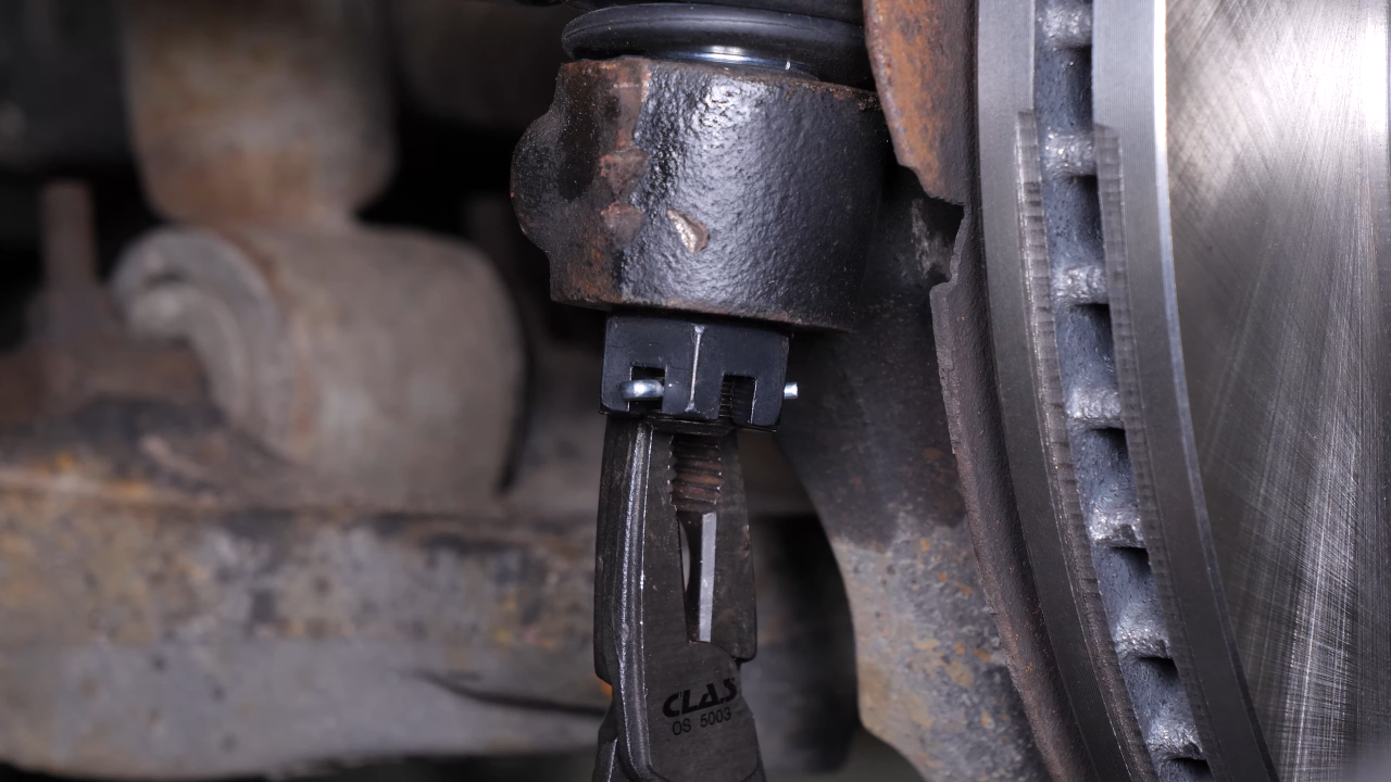 Finalise the tightening of the locknut