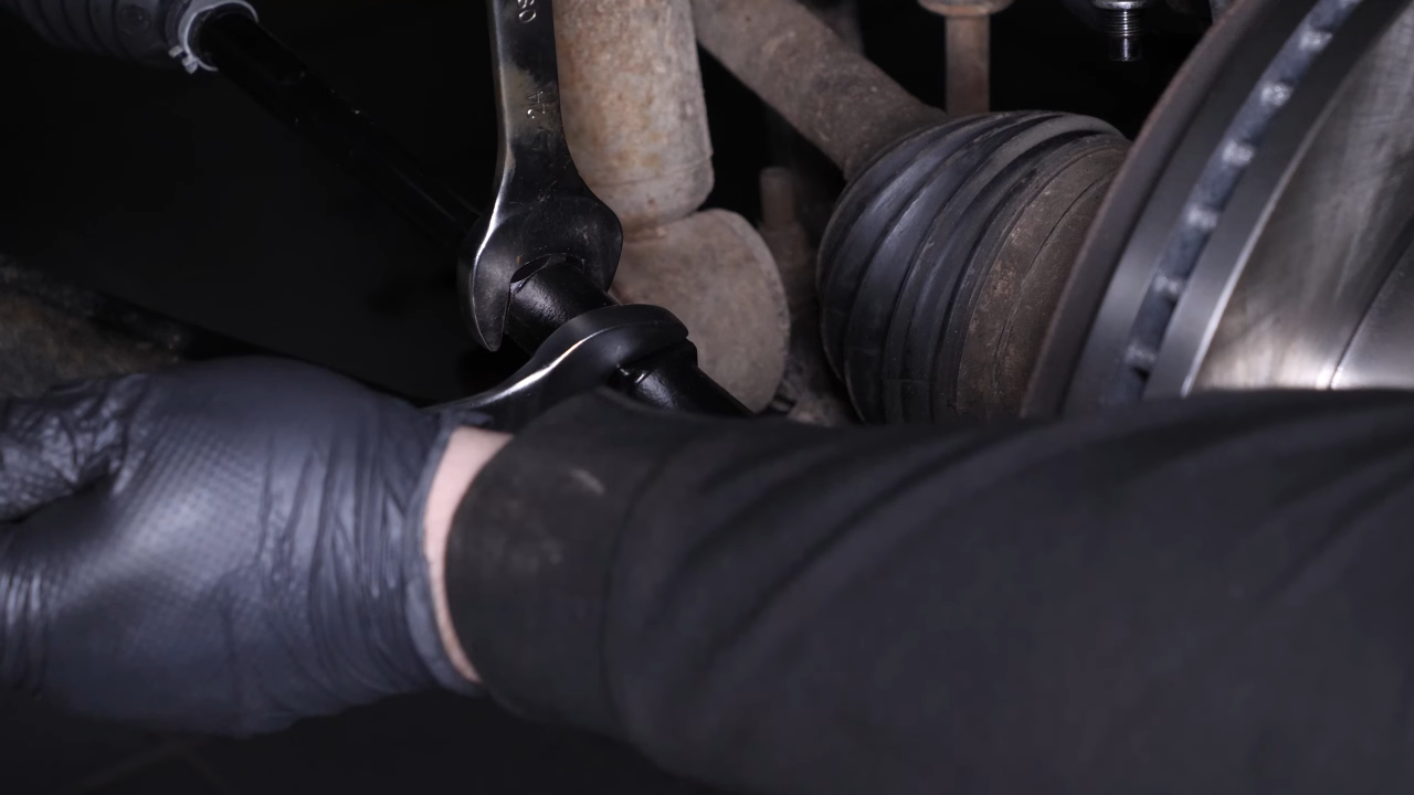 Finalise the tightening of the locknut