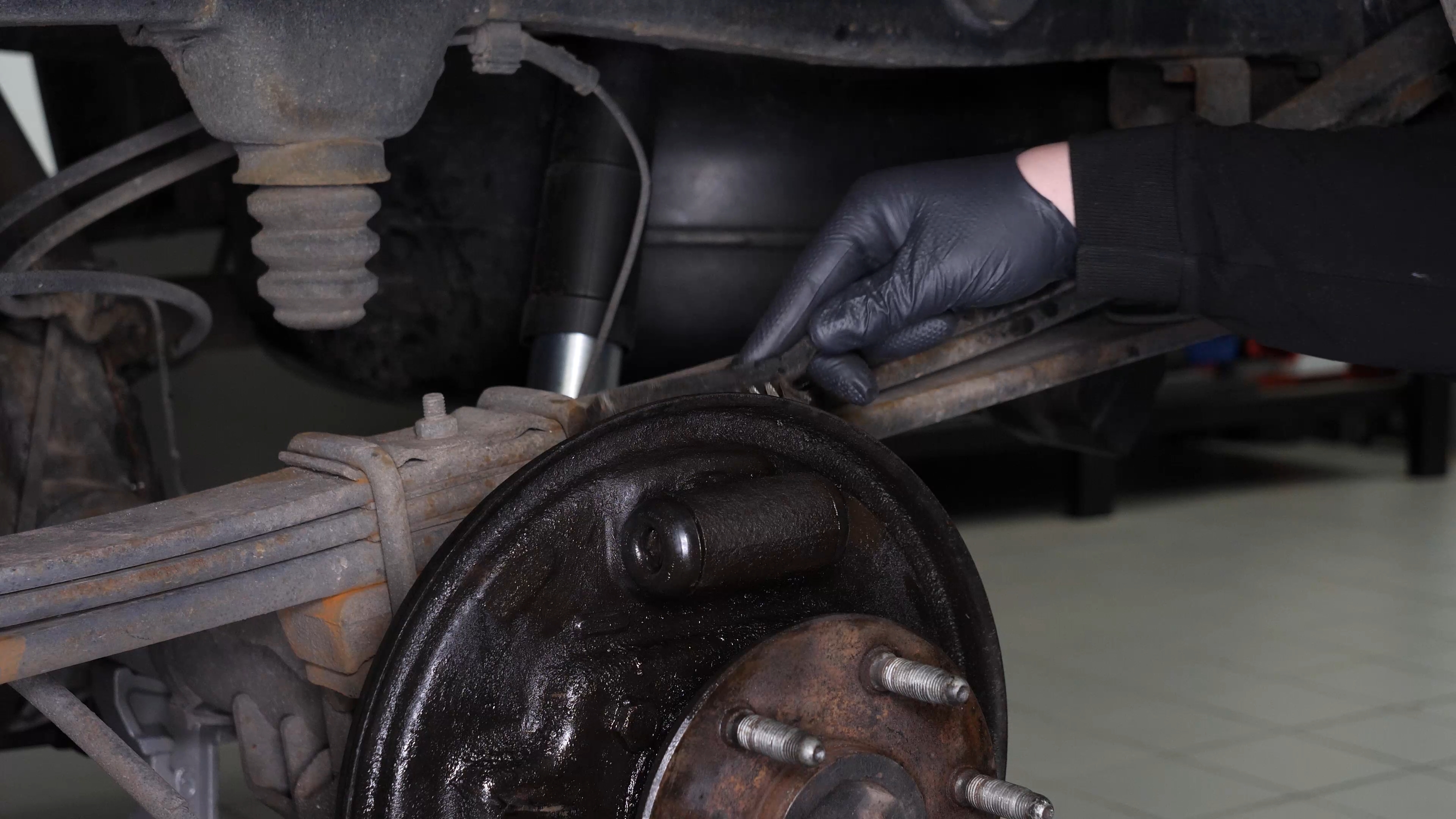 Remove the brake cylinder