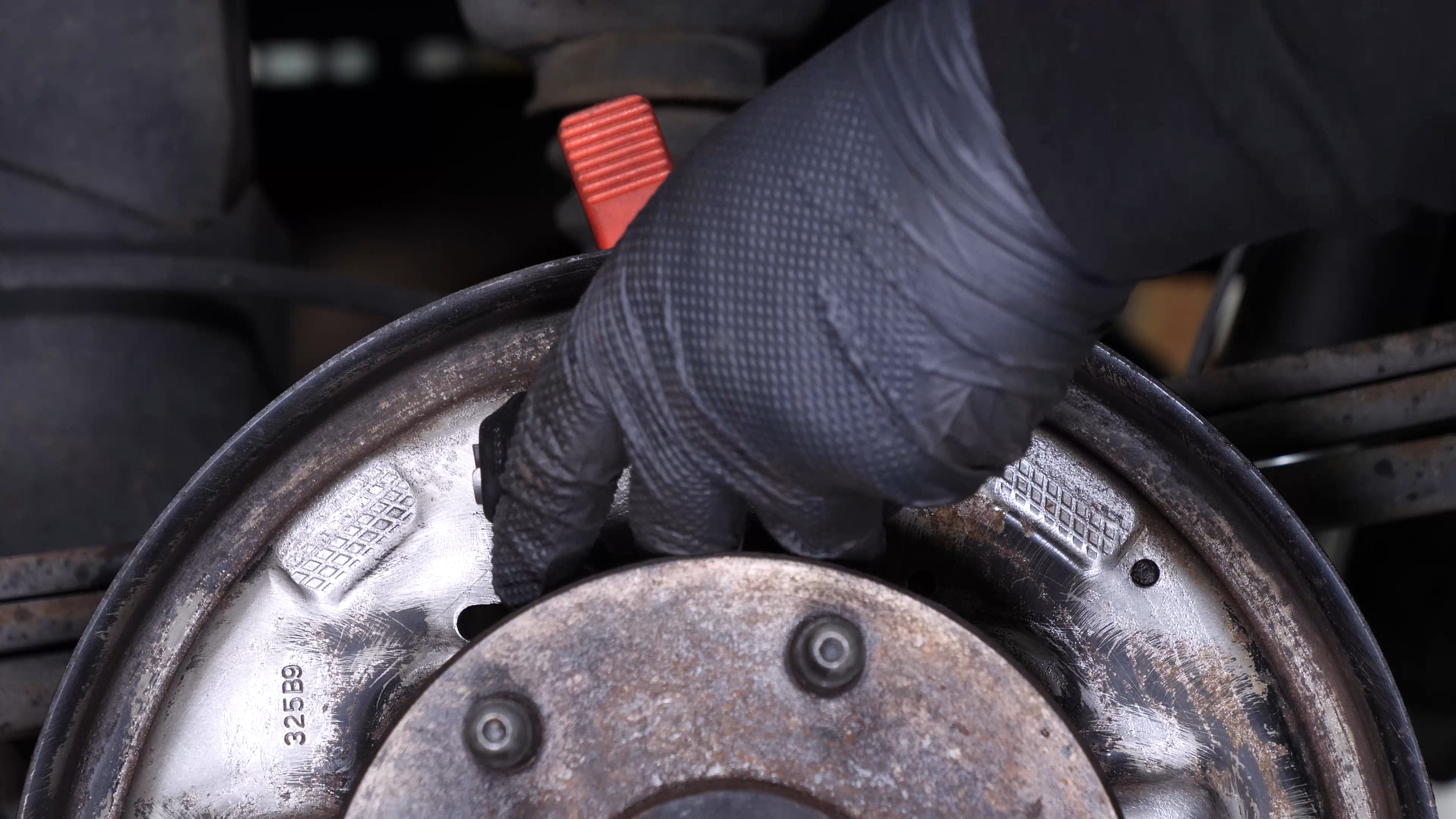 Install the brake cylinder