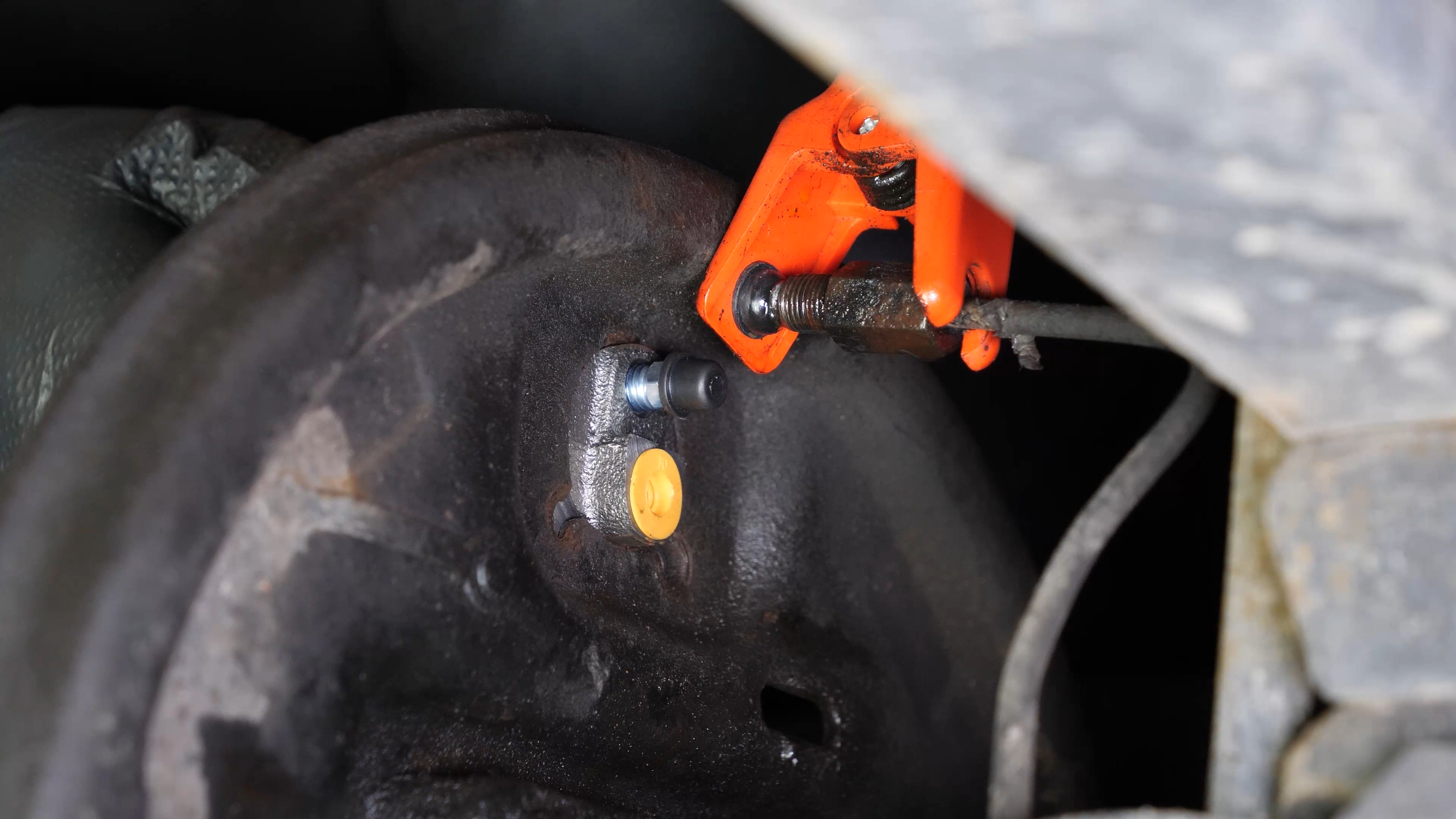 Install the brake cylinder