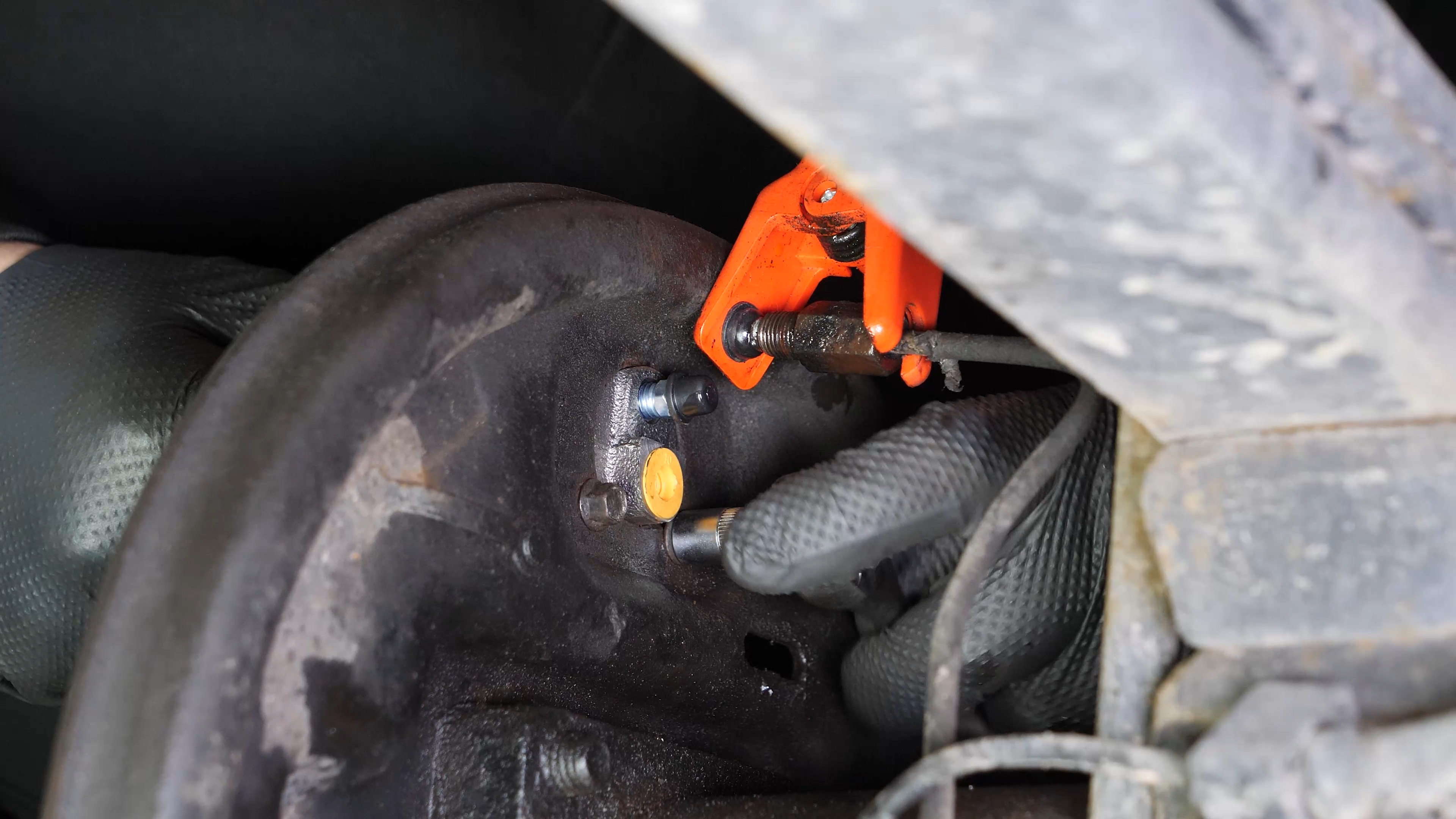 Install the brake cylinder