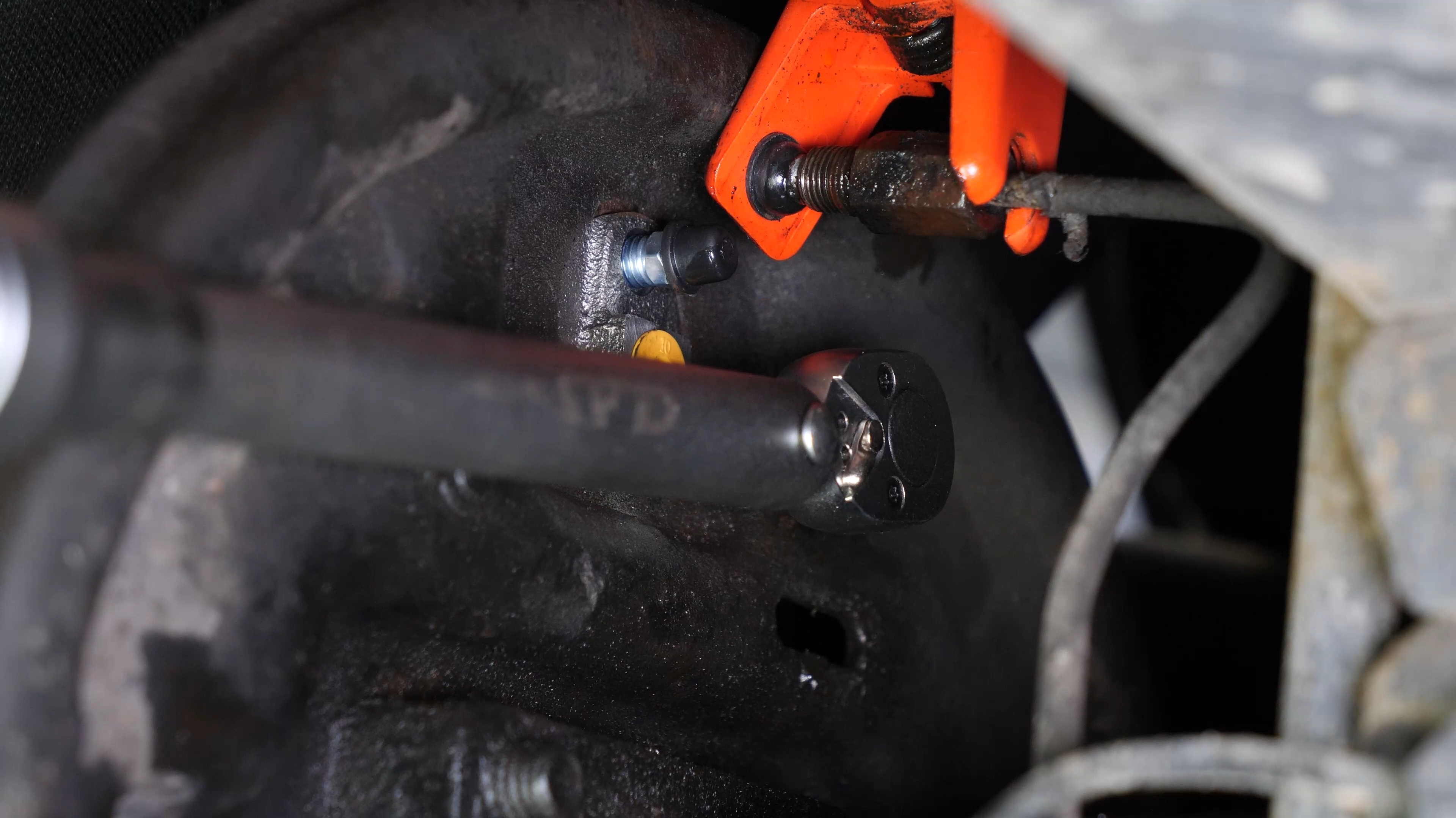 Install the brake cylinder