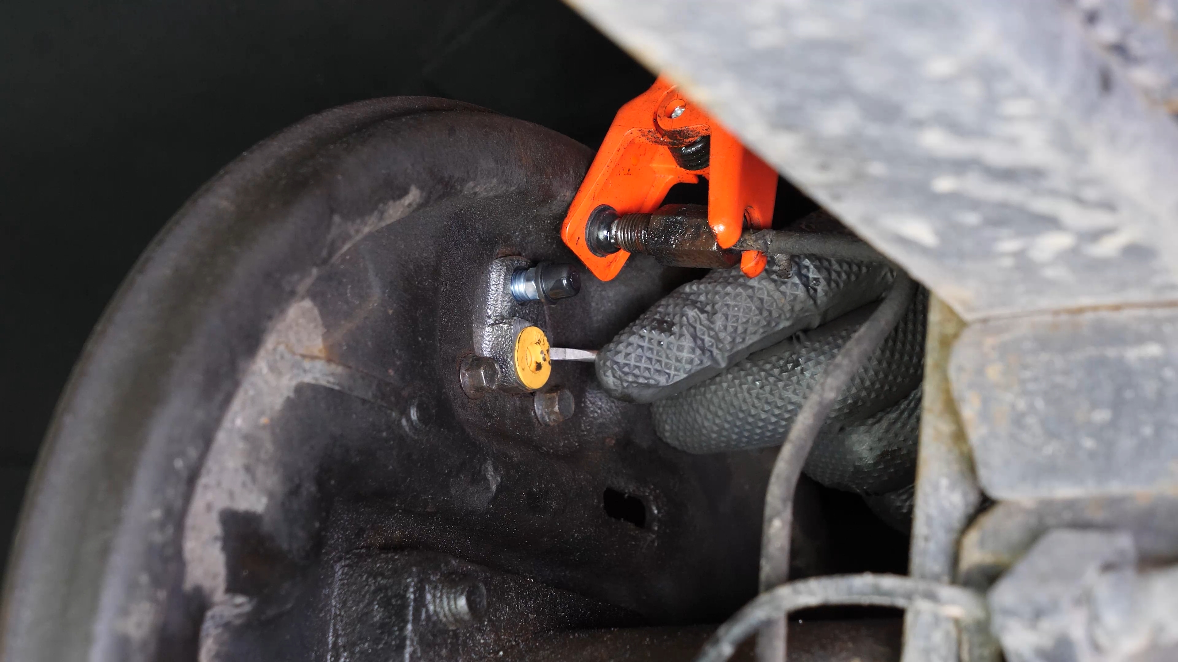 Install the brake cylinder