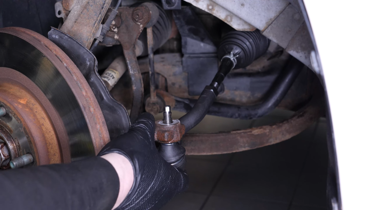 Finalise the tightening of the locknut