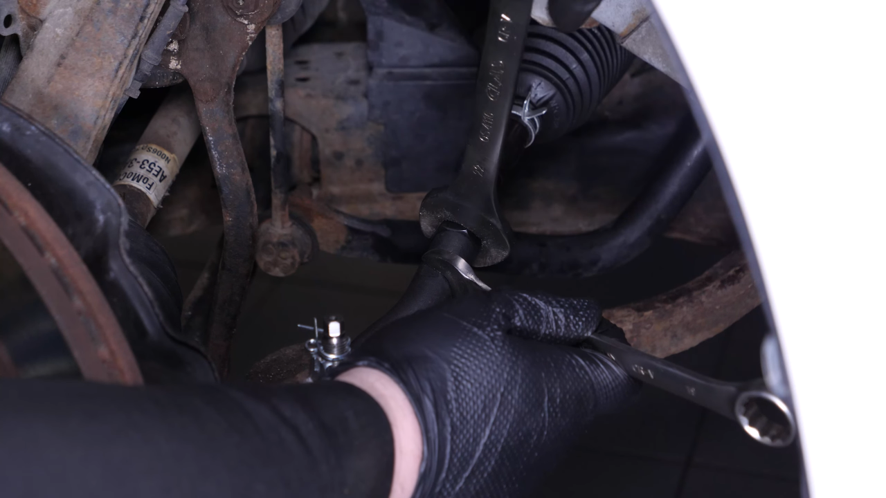 Finalise the tightening of the locknut