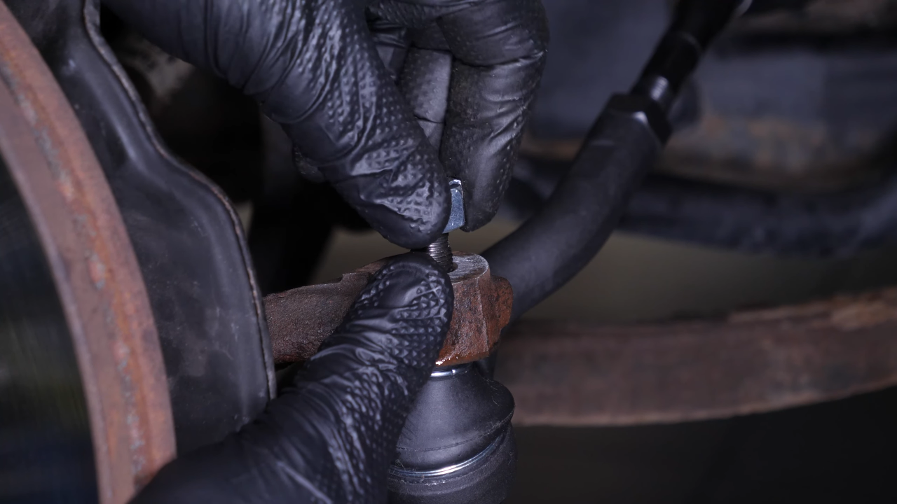 Finalise the tightening of the locknut