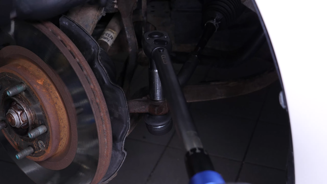Finalise the tightening of the locknut