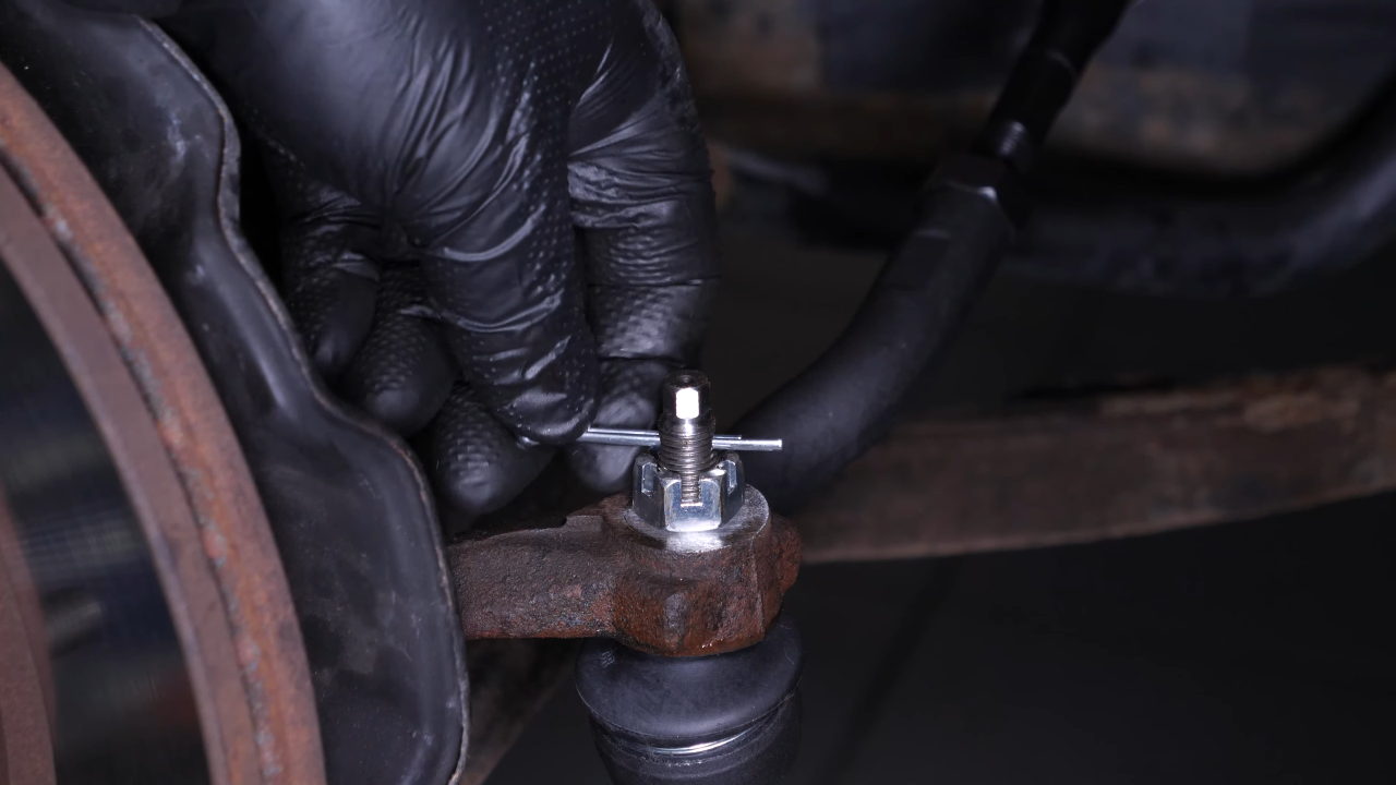 Finalise the tightening of the locknut