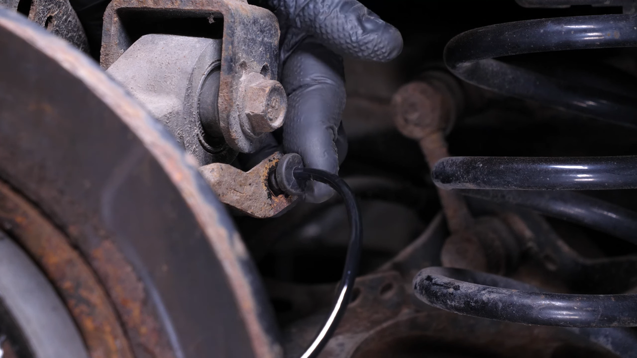 Reclip the cable in its housings