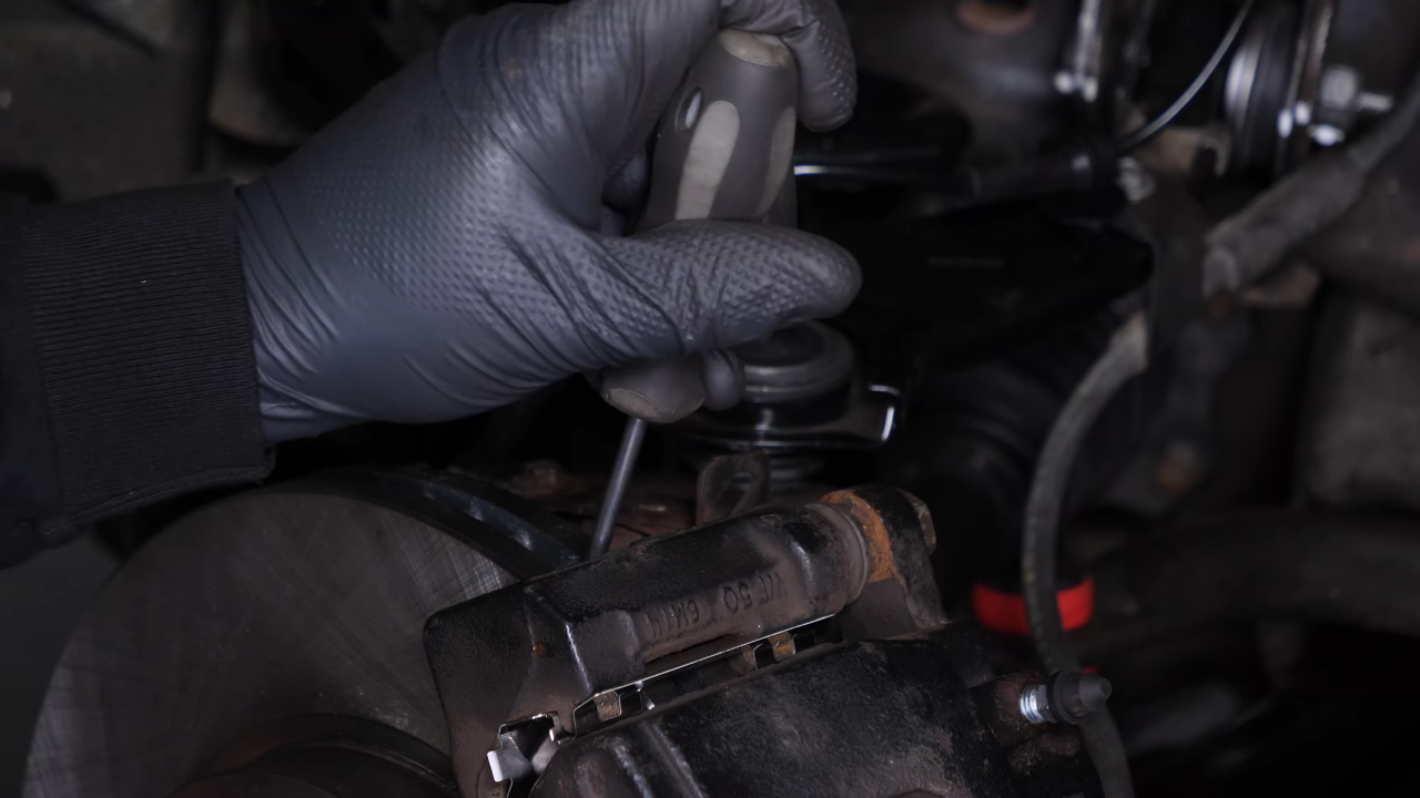 Finish off tightening the brake disc