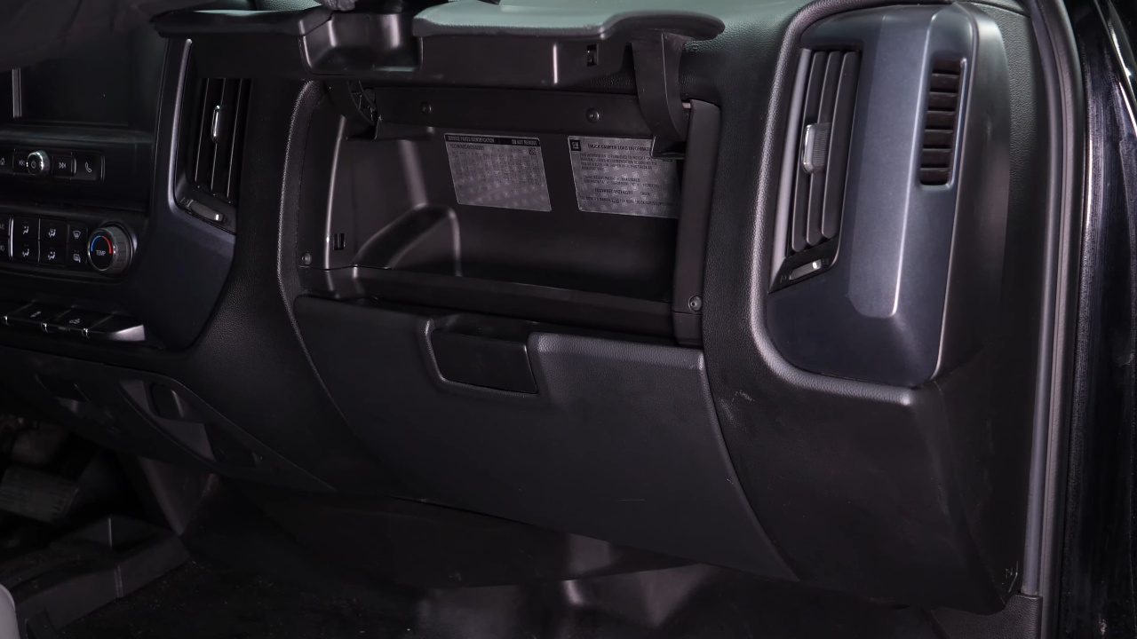 Access the cabin filter flange