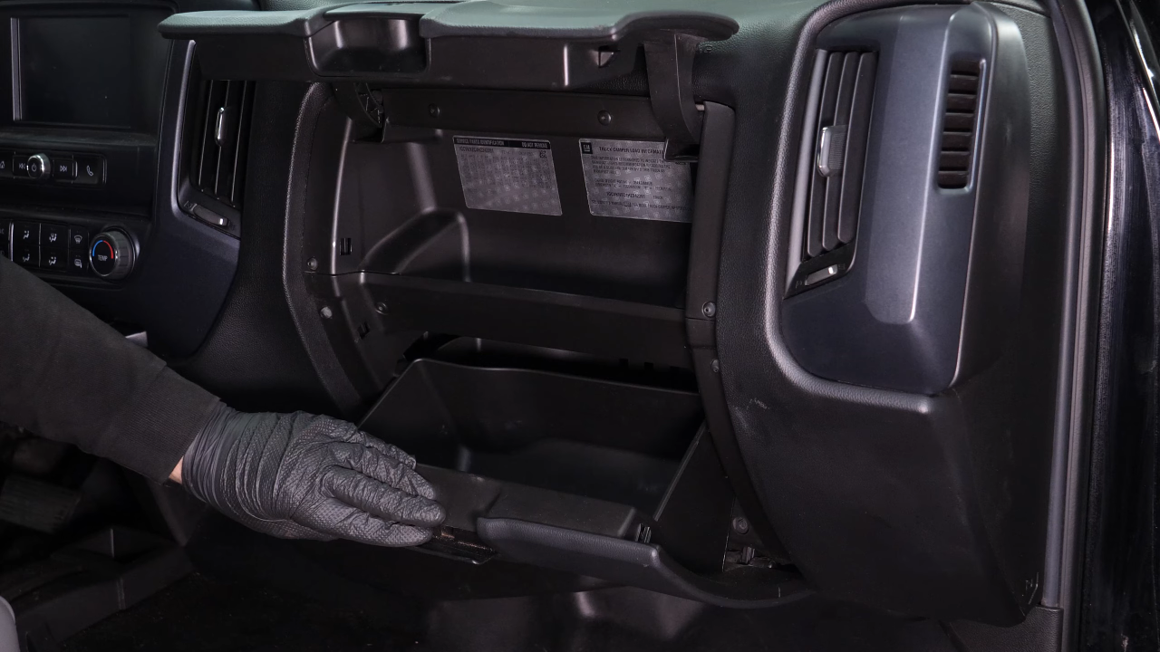 Access the cabin filter flange