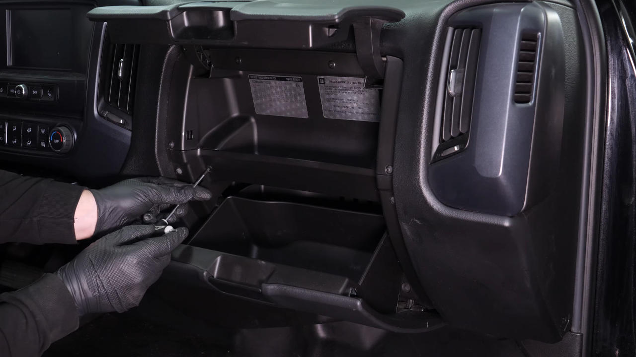 Access the cabin filter flange