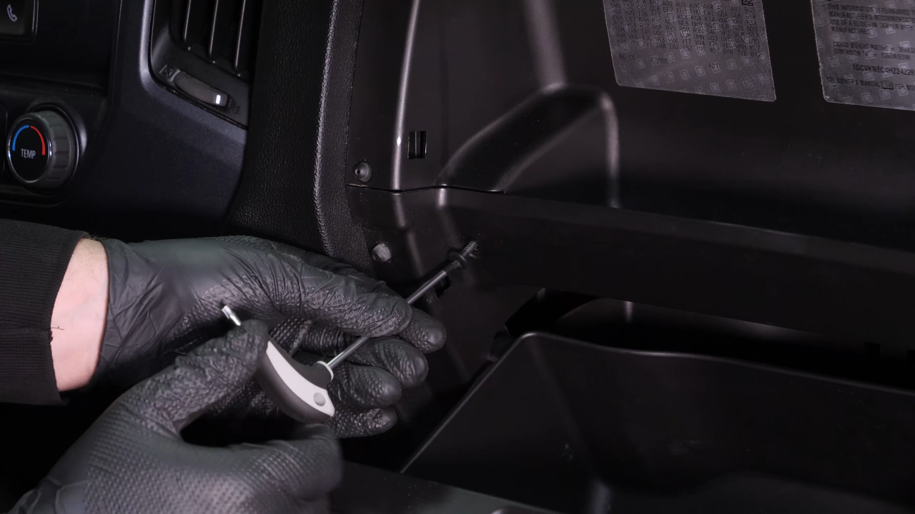 Access the cabin filter flange