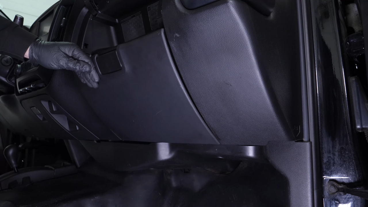 Access the cabin filter flange