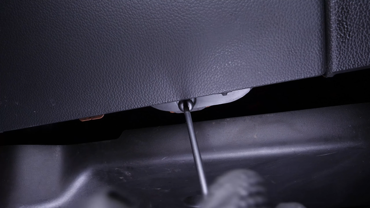 Access the cabin filter flange
