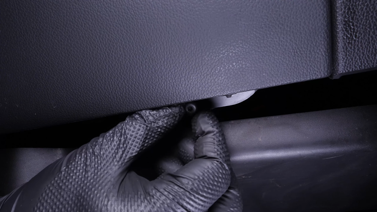 Access the cabin filter flange
