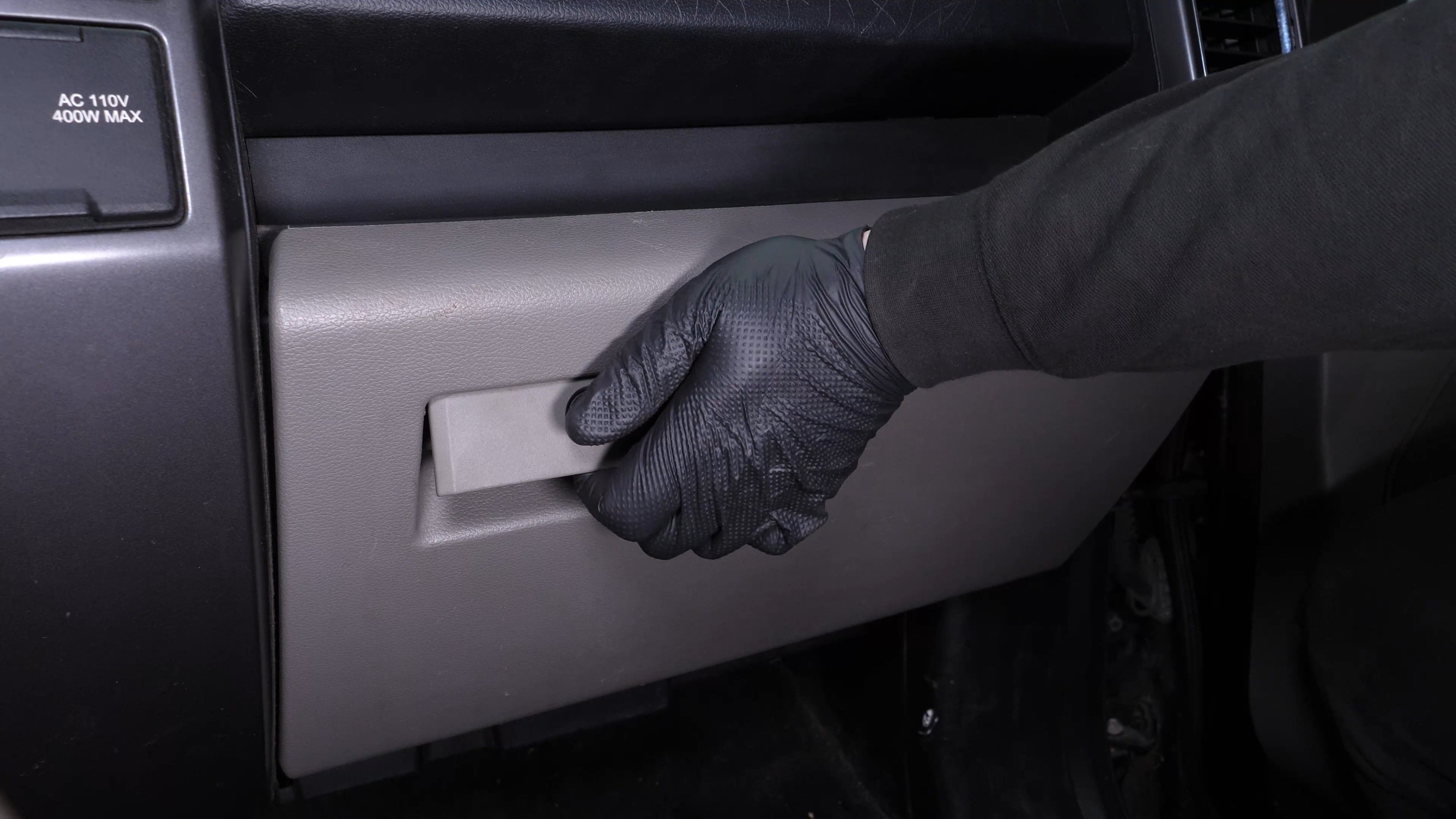 Access the cabin filter flange