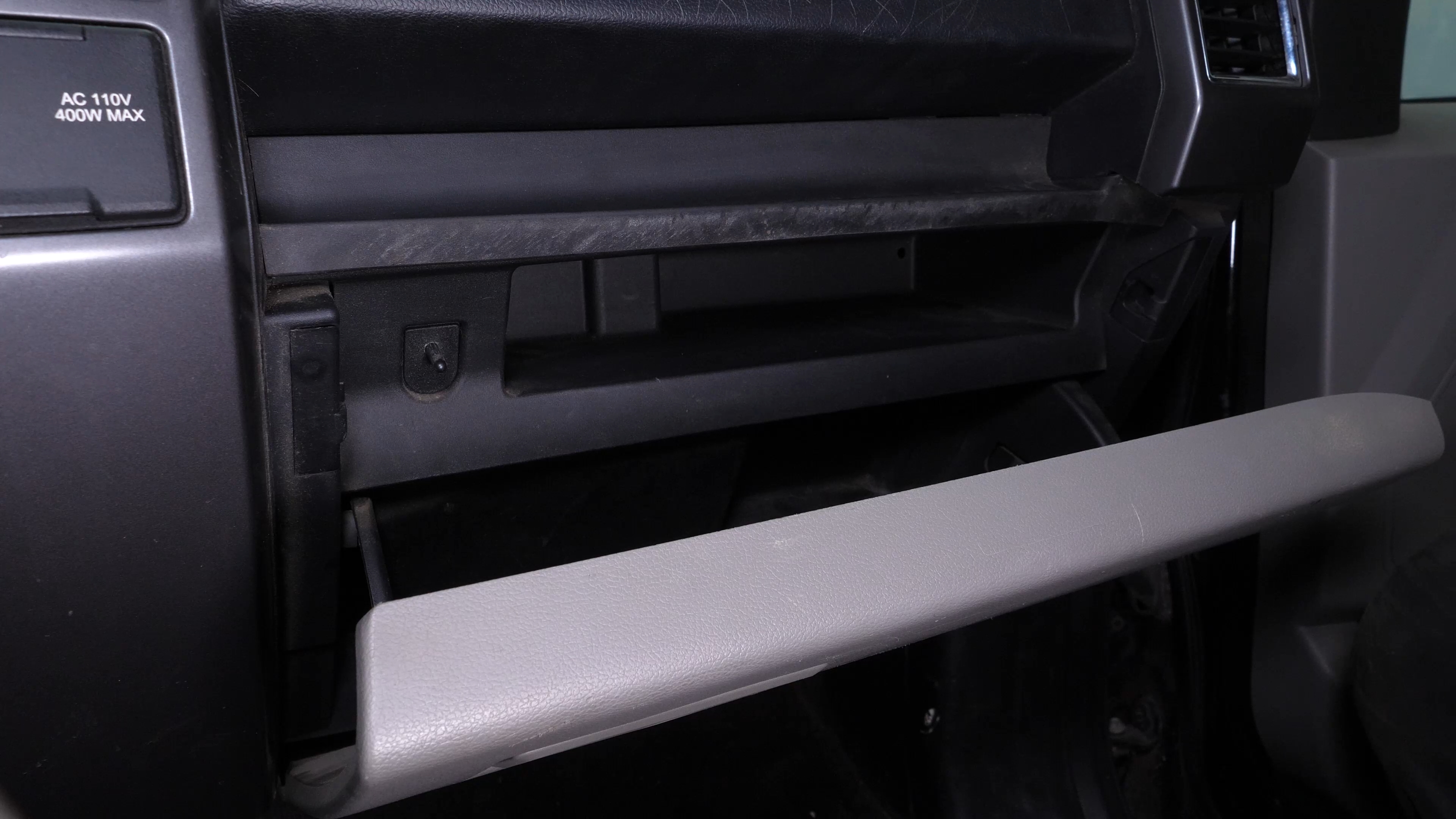 Access the cabin filter flange