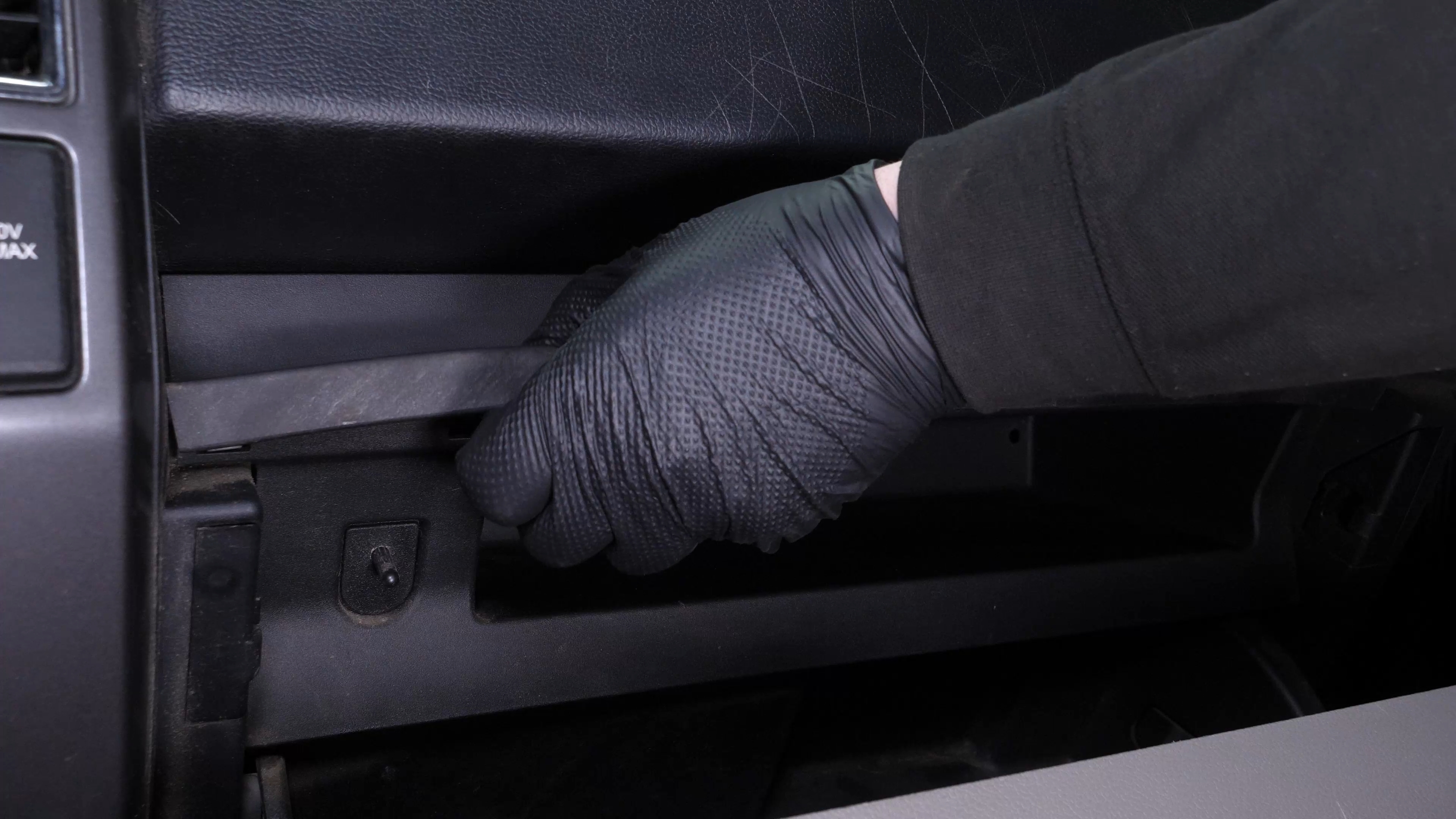 Access the cabin filter flange