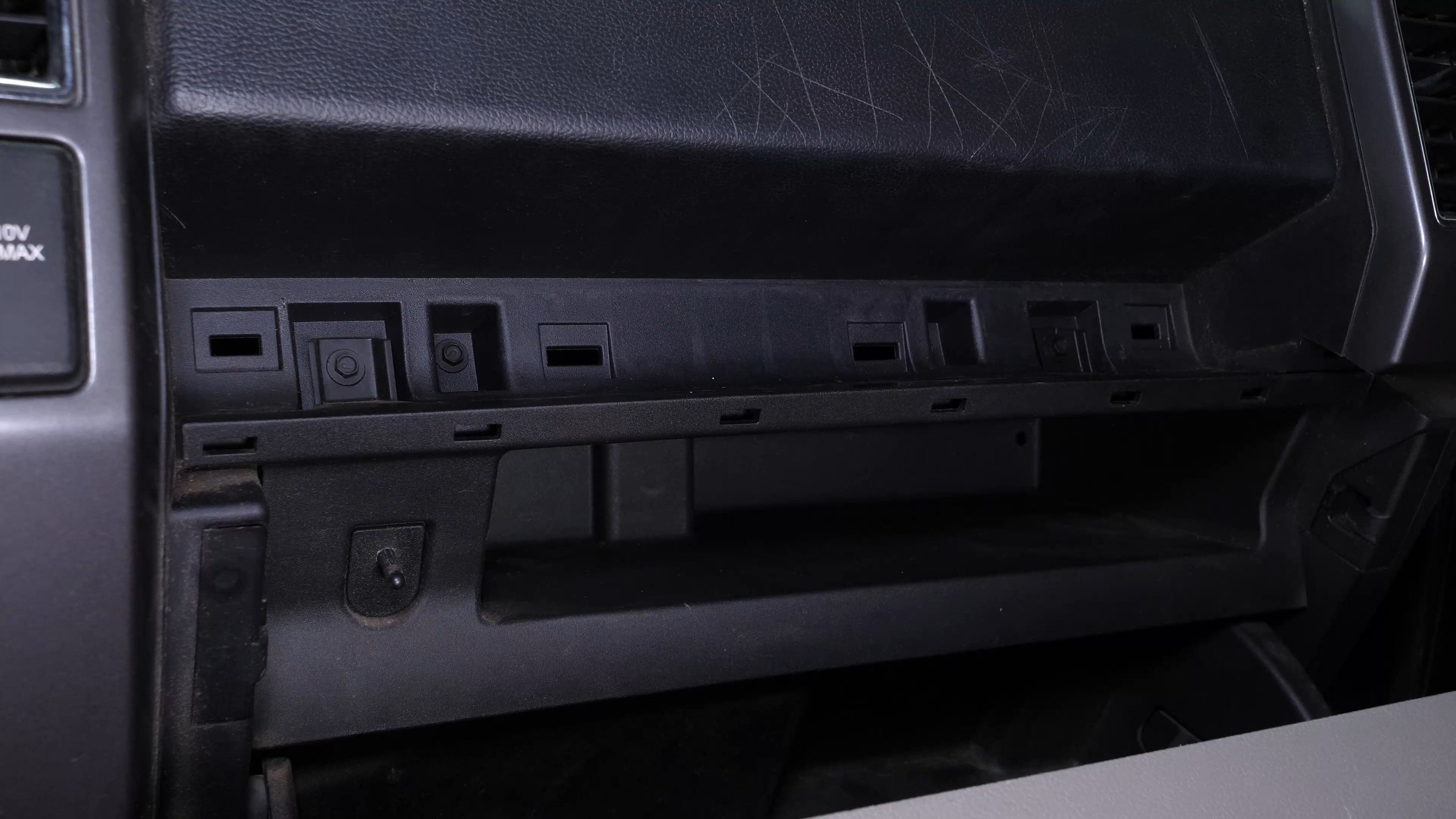 Access the cabin filter flange