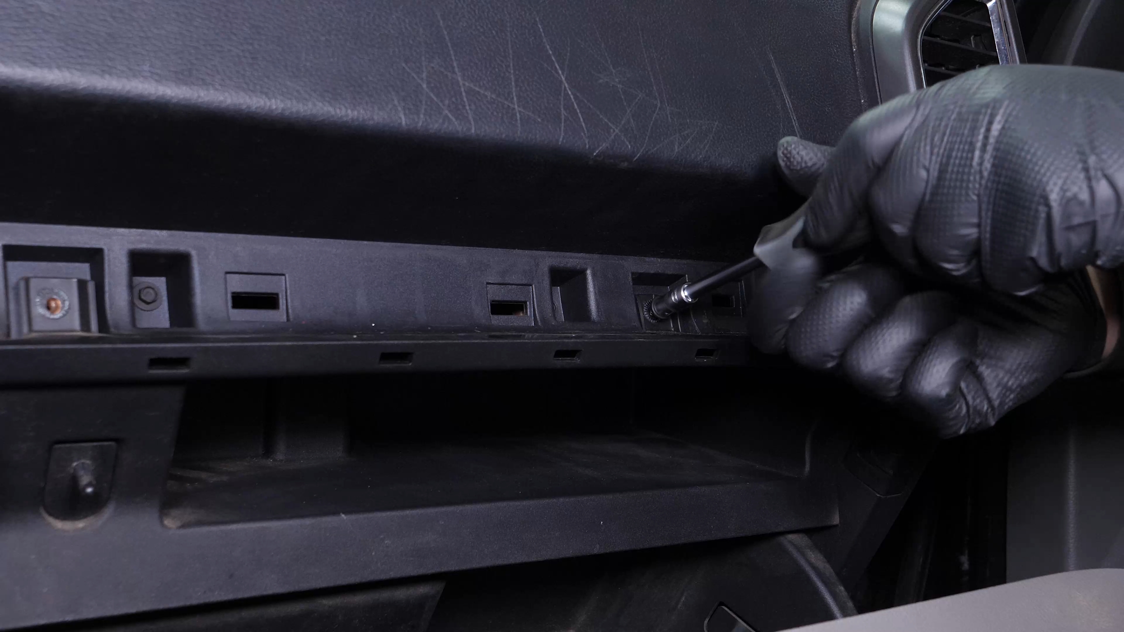 Access the cabin filter flange