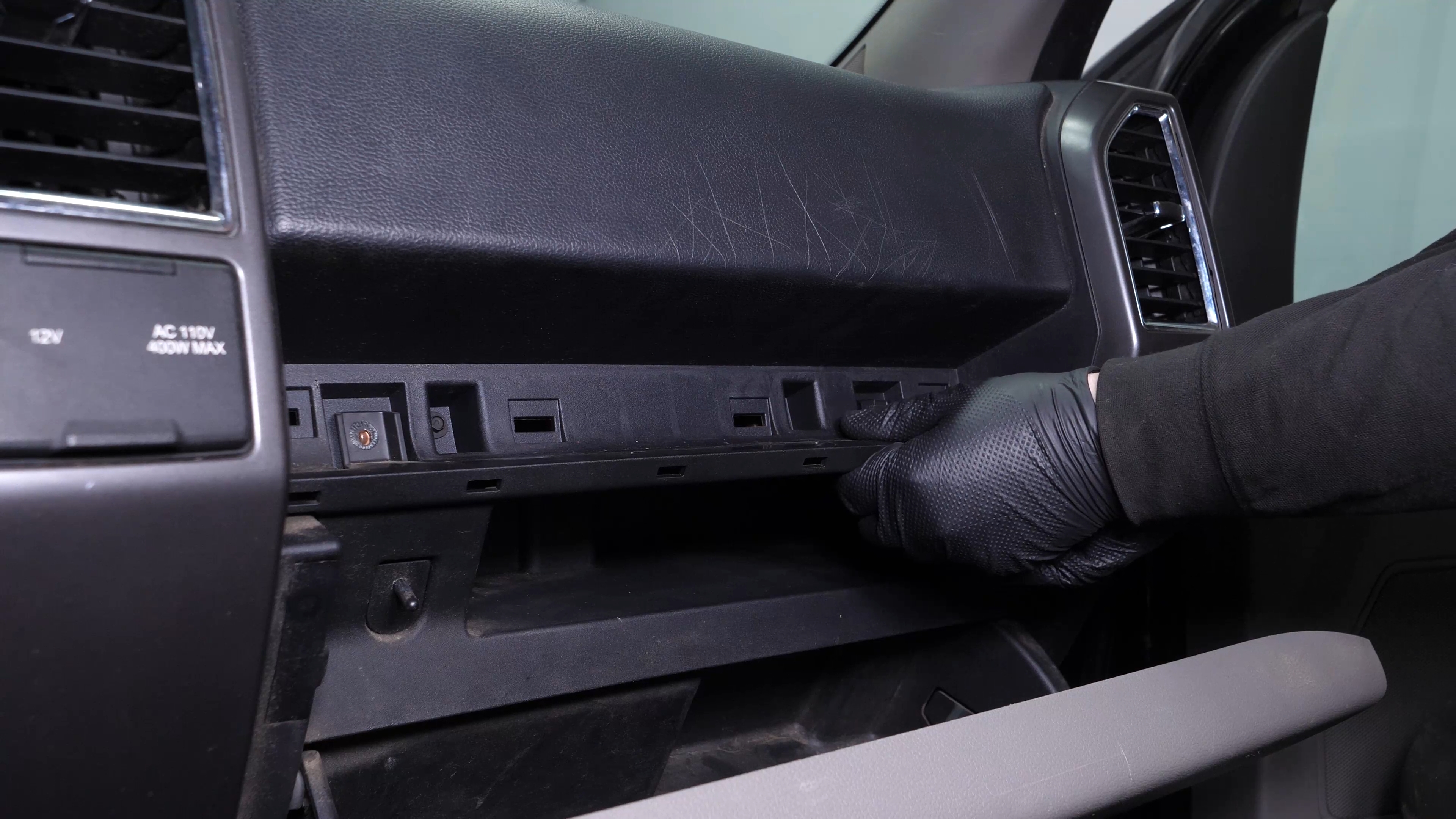 Access the cabin filter flange