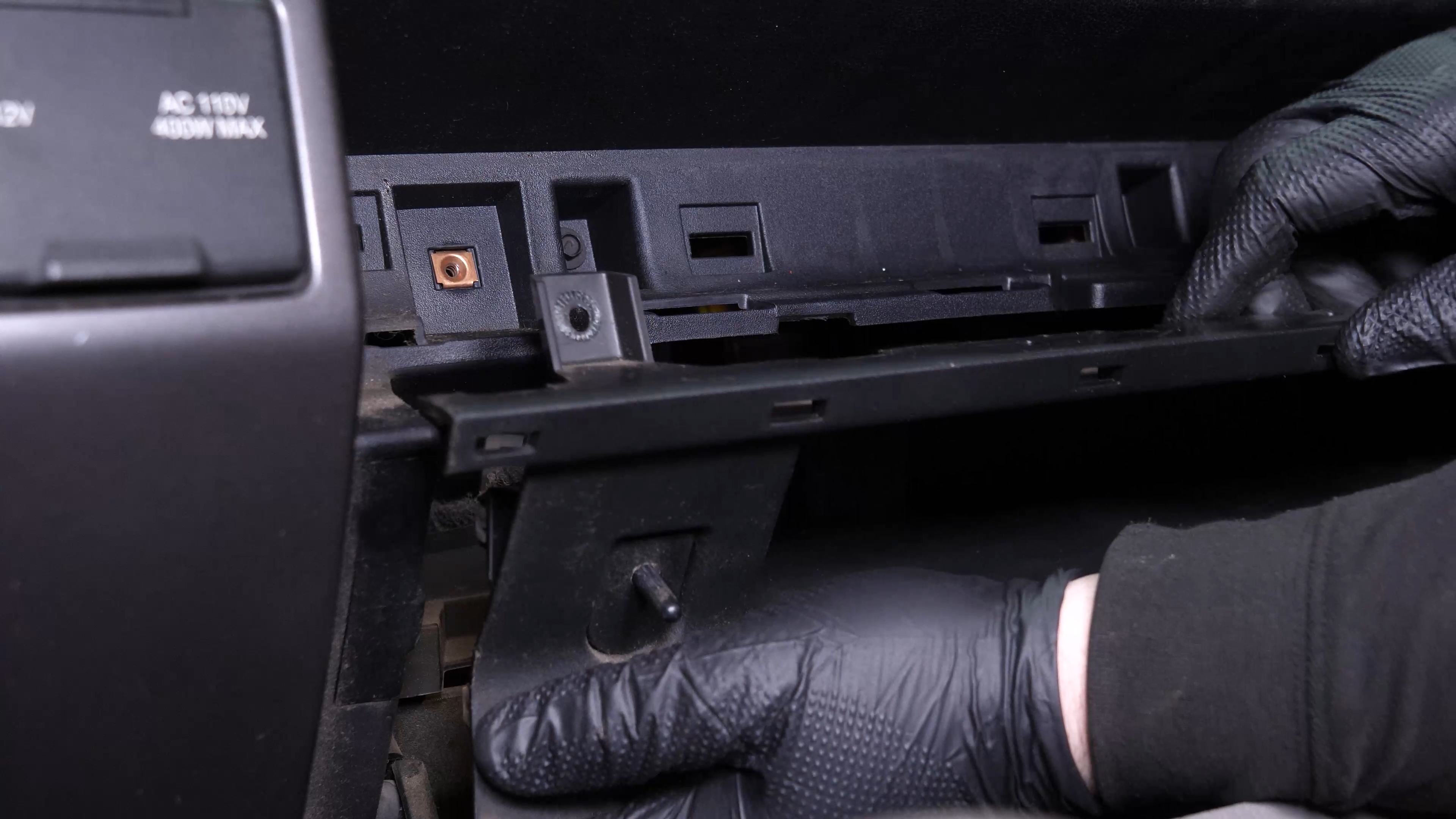 Access the cabin filter flange