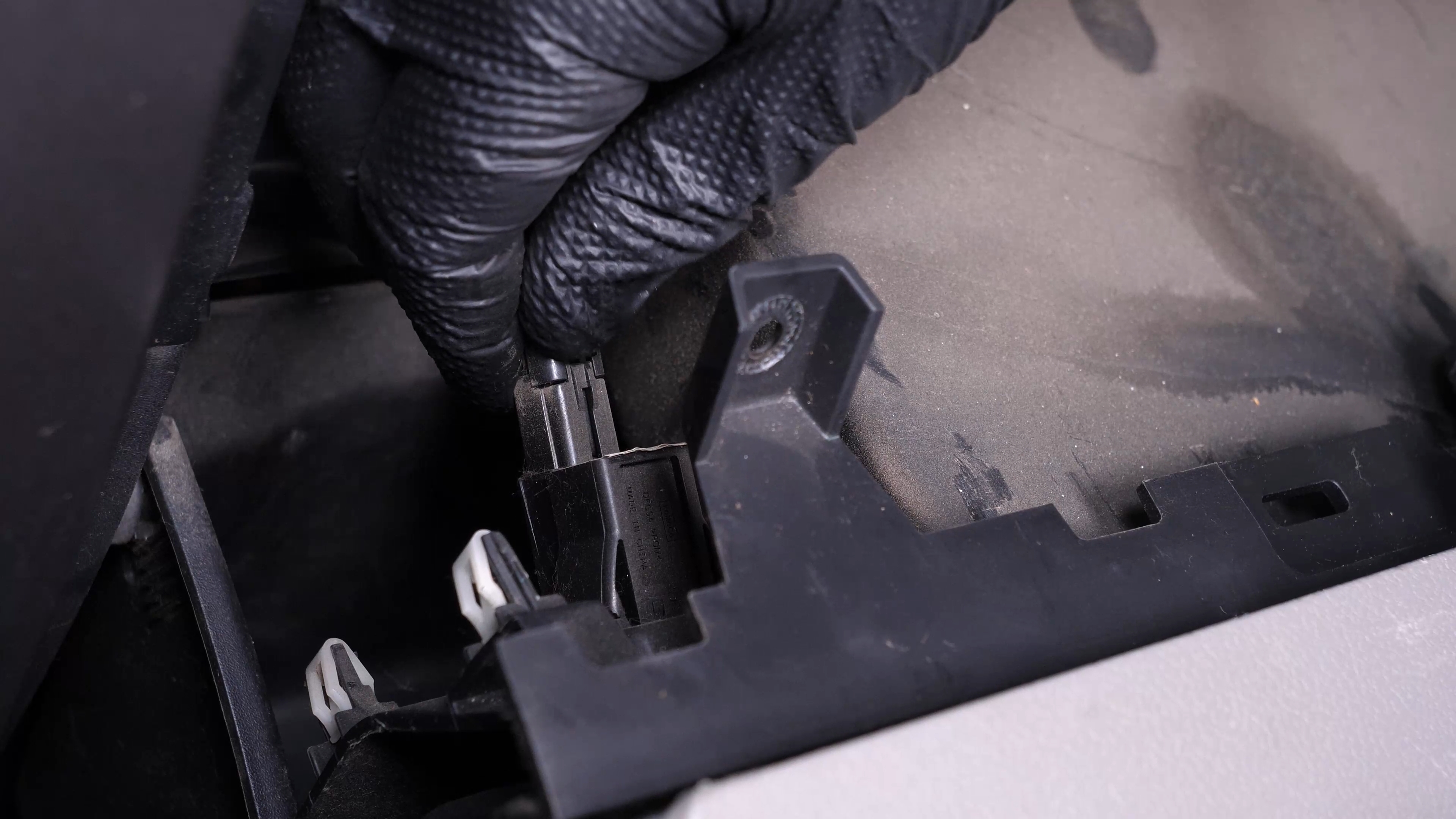 Access the cabin filter flange