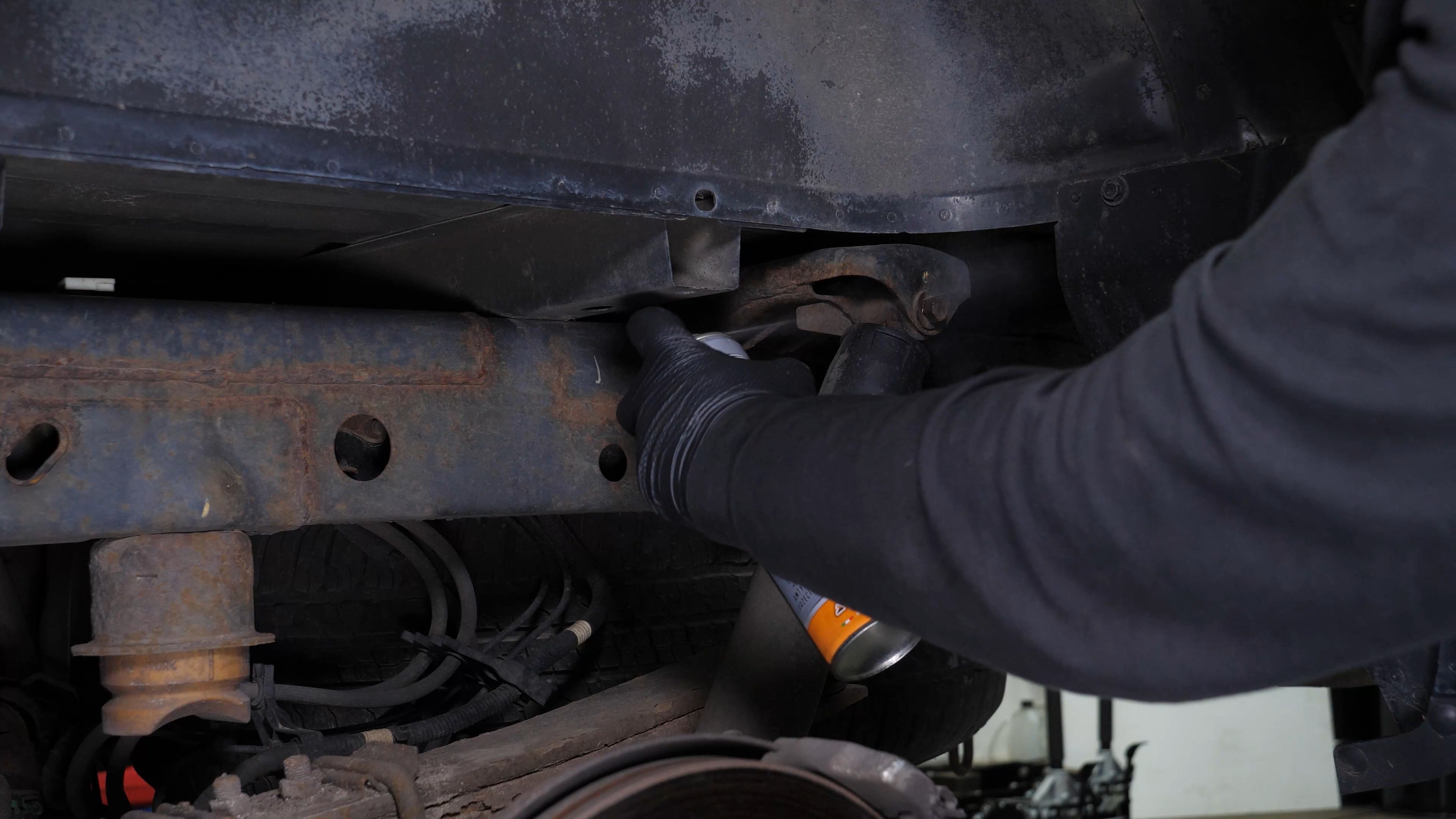 Unscrew the shock absorber foot