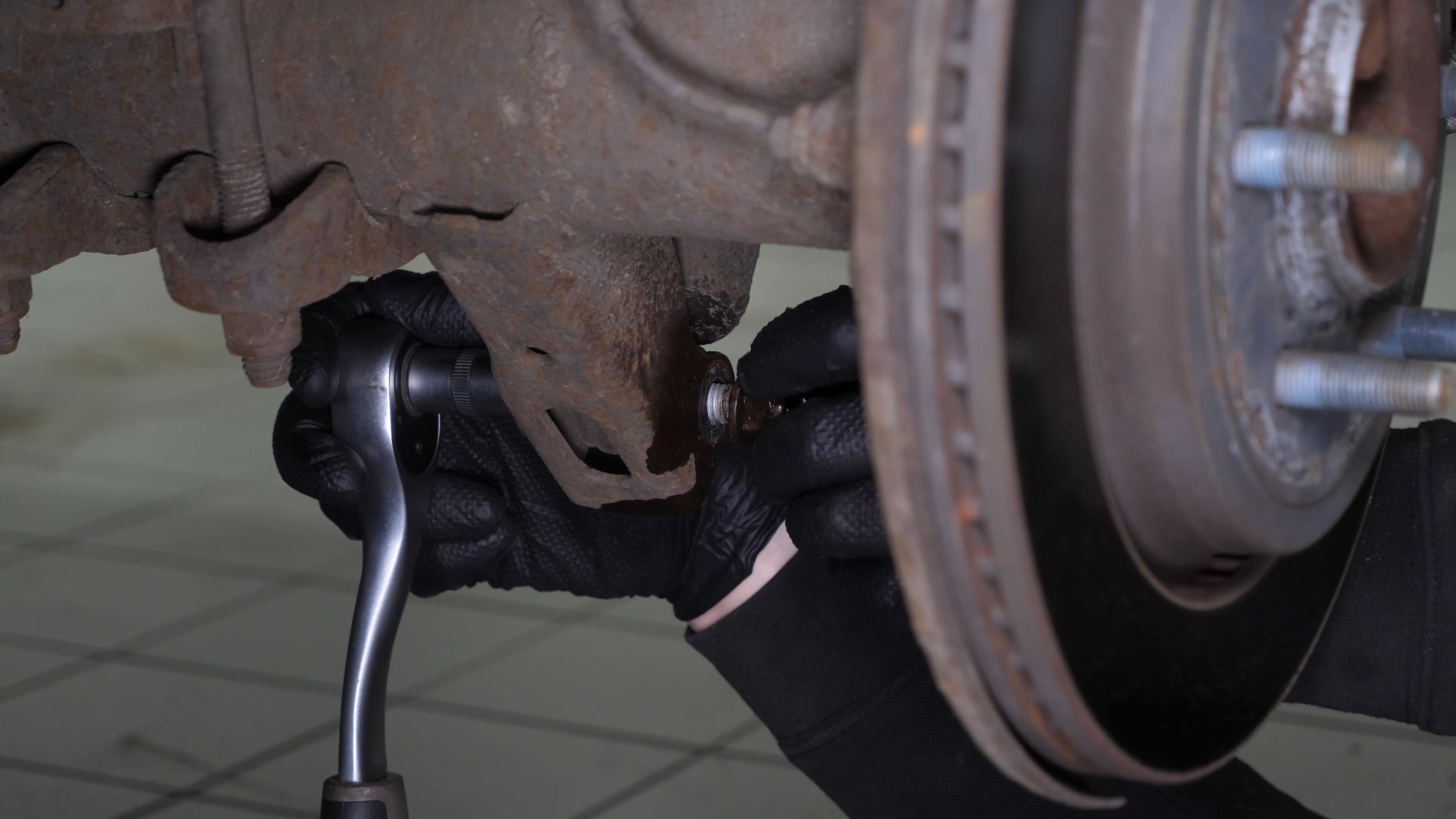 Unscrew the shock absorber foot