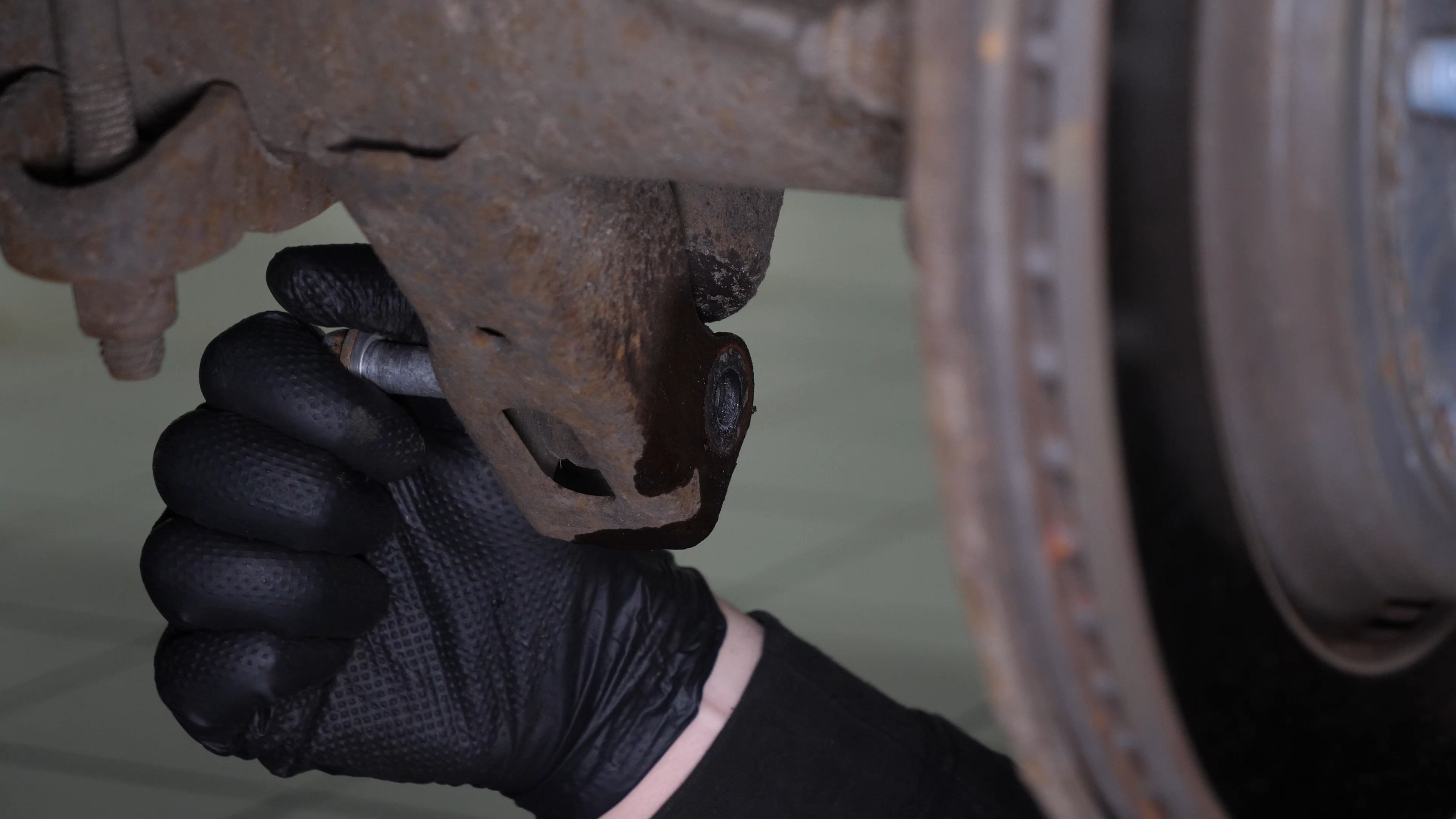 Unscrew the shock absorber foot