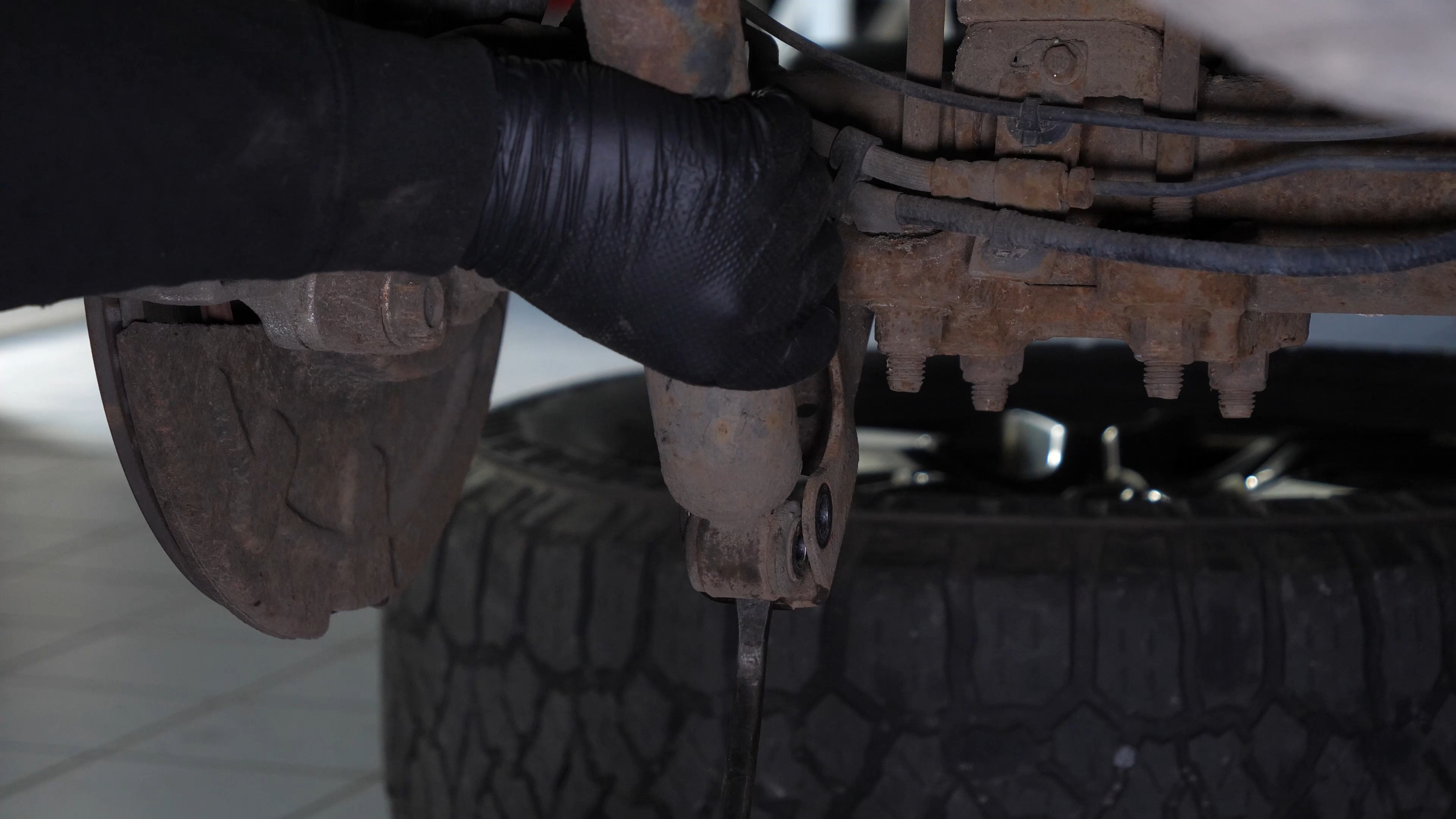 Unscrew the shock absorber foot