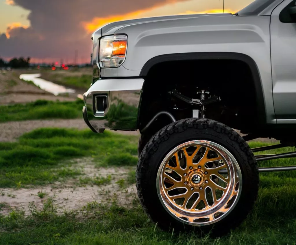 zijaanzicht van de schokdempers van een pick-up truck's shock absorbers