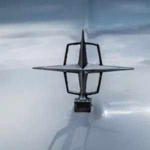 lincoln emblem on car hood