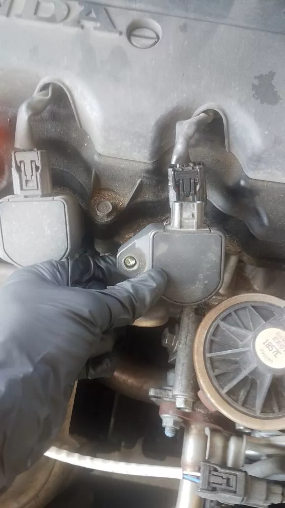 ignition coil mounting hole