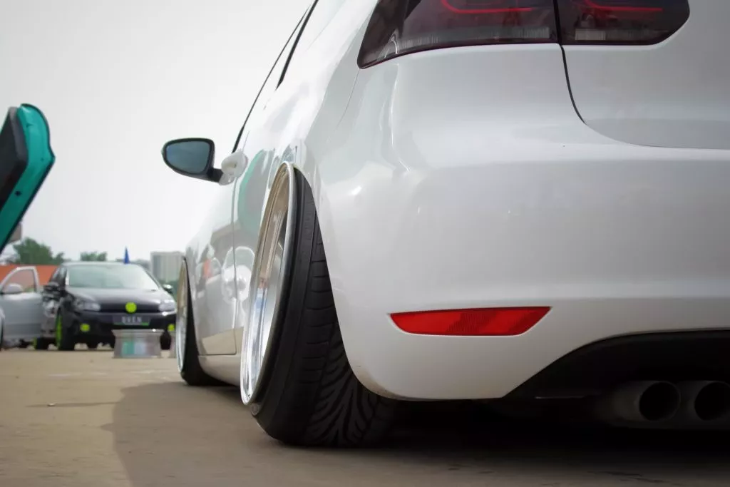 car with negative camber
