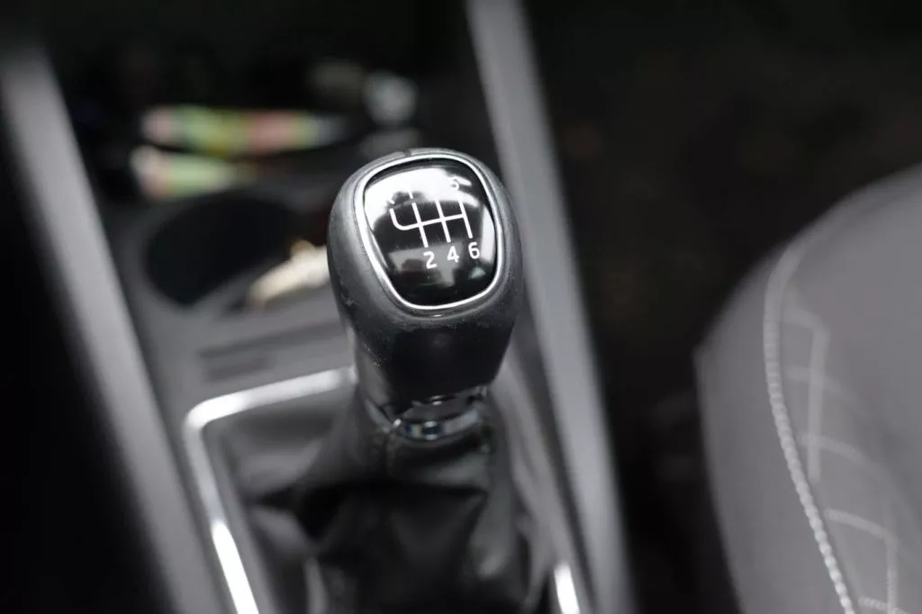 Manual vs Automatic: Differences, Pros and Cons, Fuel Economy, and Reliability