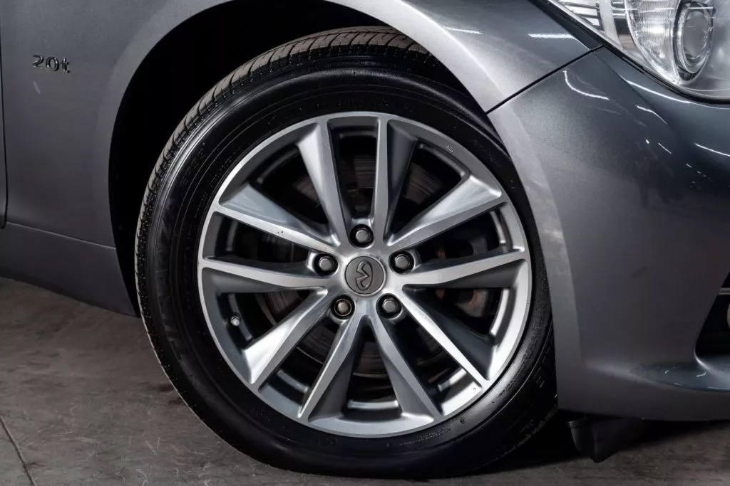 infiniti q50 tire