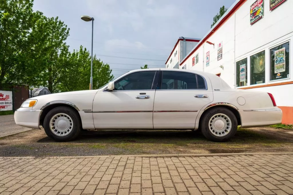 lincoln town car 3rd gen