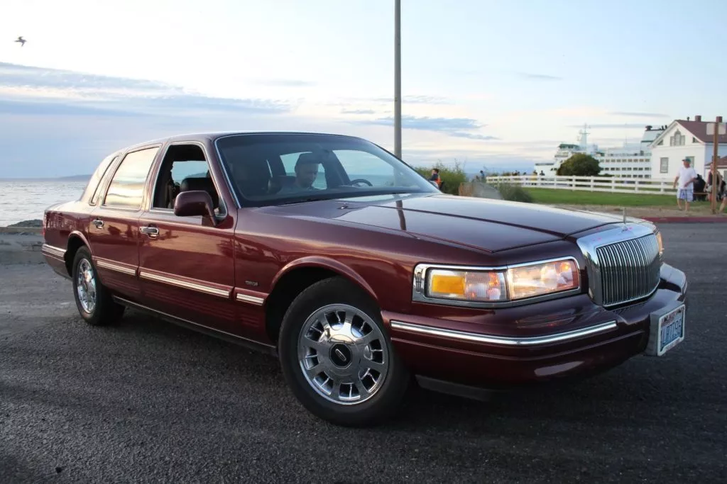 lincoln town car image