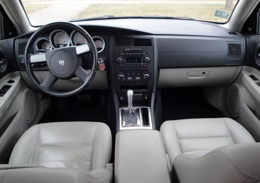 2005 dodge magnum interior