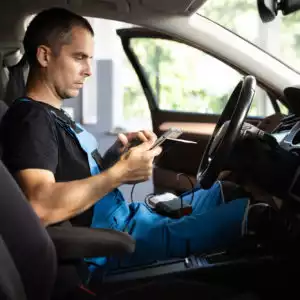 male mechanic diagnosing p0657 code