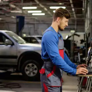 male mechanic using diagnostic pc to resolve p0414 code